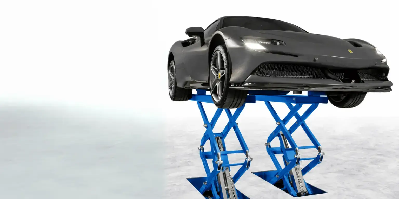 Grauer Ferrari auf einer blauen Scherenhebebühne